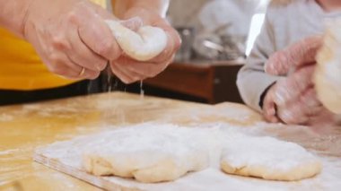 Küçük pasta yapma aile. Hamur şekillendirme. Ağır çekim