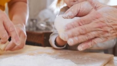 Küçük pasta yapma aile. Hamur doldurmak için şekillendirme. Ağır çekim