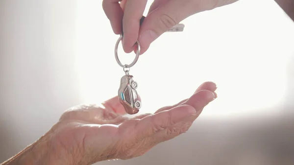 Цепь для ключей на руке. Переход из рук в руки — стоковое фото
