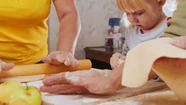 Familie kleine taarten maken. Vormgeving en uitrollen van het deeg. — Stockvideo