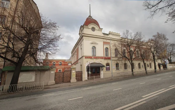 Kazan, Federacja Rosyjska - 5 listopada 2018 r.: Tatarski Państwa dramatu i komedii Teatr o nazwie po Karim Tinchurin widok z ulicy — Zdjęcie stockowe