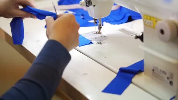 Женщина работает с тканями на швейной машине — стоковое видео