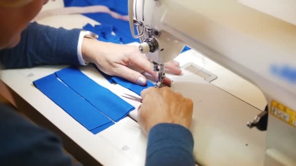 Femme travaille avec le textile sur la machine à coudre — Video