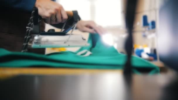 Vrouw irons doek in fabriek. Werken met textiel — Stockvideo