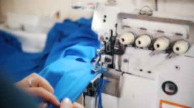 Giysi yapma. Kadın kumaş dikiş makinesi üzerinde çalışıyor. Ağır çekim