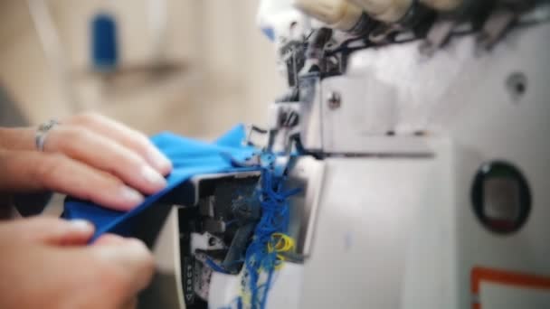 Жінка працює з тканиною на швейній машинці. Повільний постріл — стокове відео