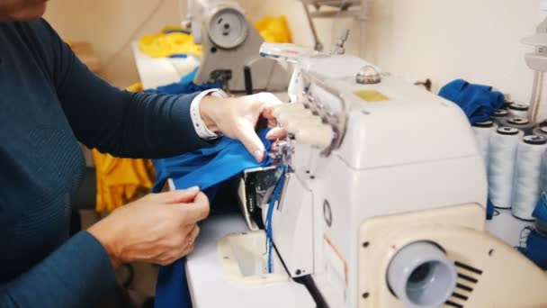 Het maken van kleding. Vrouw werkt met doek op de naaimachine. 4k schot — Stockvideo