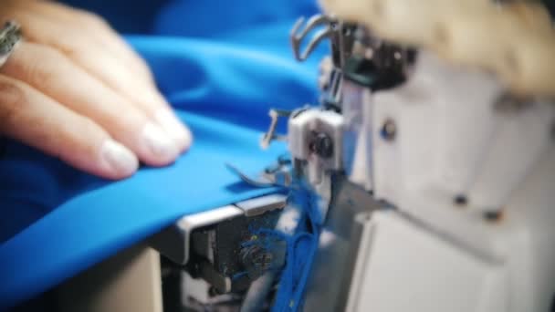 Het maken van kleding. Vrouw werkt met textiel op de naaimachine. Slow motion — Stockvideo