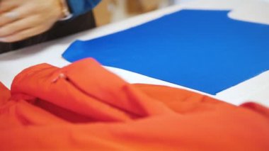 kumaş stüdyoda terzi makas ya da makası kesmek kadınla