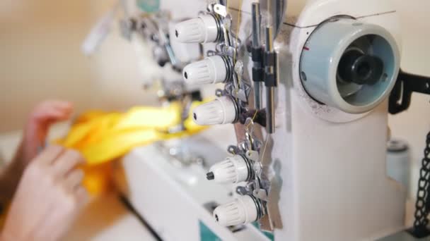 A fazer roupas. Mulher trabalha na máquina de costura . — Vídeo de Stock