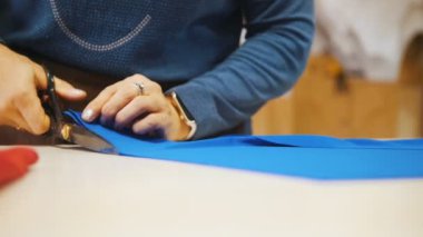 El ile kumaş stüdyoda terzi makas ya da makası kesmek