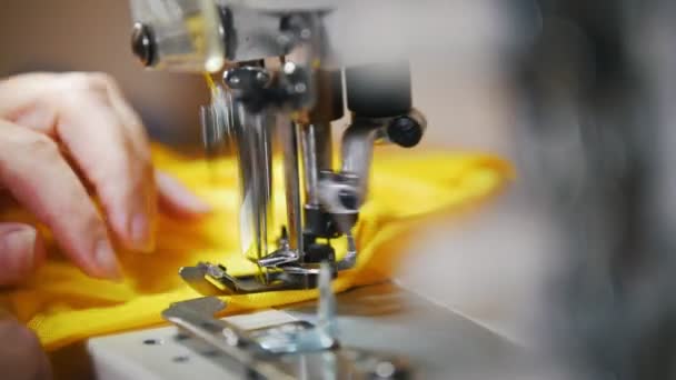 A fazer roupas. Trabalho de mãos femininas na máquina de costura . — Vídeo de Stock