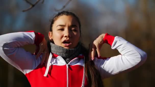 Dos jóvenes con disfraces deportivos haciendo ejercicios en el parque. De cerca. — Vídeos de Stock