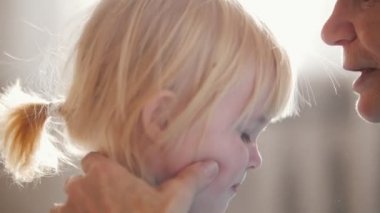 Hassasiyet ile onu çene içinde öpüşme torunu olmanın Büyükanne