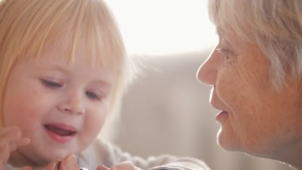 Oma wordt van tederheid met haar kleindochter — Stockvideo