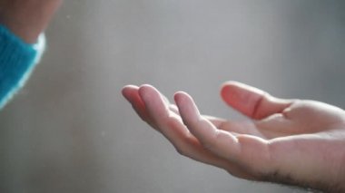 Yaşlı bir kadın tuşları ile eli ve küçük bir kız alır