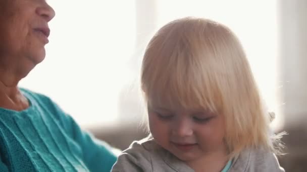 Abuela cepillando el pelo de sus nietas — Vídeo de stock