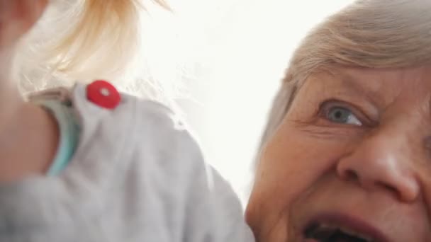 Büyükannesi küçük torunuyla oynuyor. — Stok video
