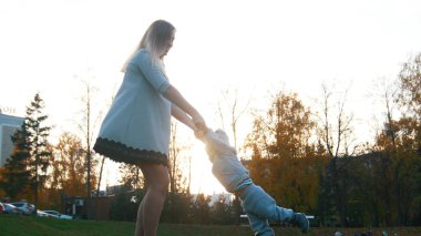 Onu elele tarafından küçük bebeği etrafında dönen Genç Anne