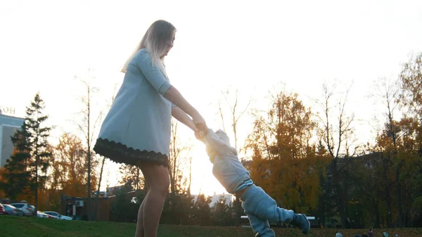 Onu elele tarafından küçük bebeği etrafında dönen Genç Anne