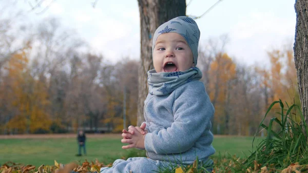 Küçük bebeğim bir sonbahar park anlamı