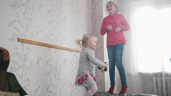 Deux enfants mignons bébé filles jouer et avoir du plaisir dans la chambre des enfants . — Photo