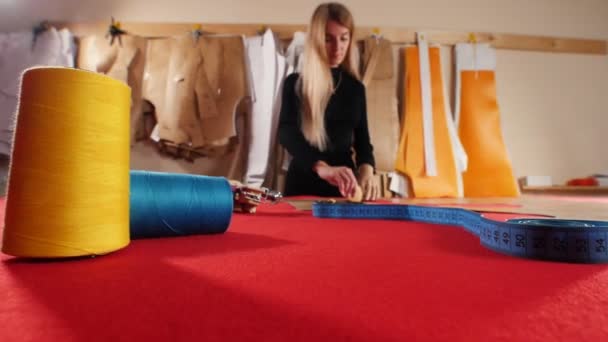 Jeune femme à l'usine de couture — Video