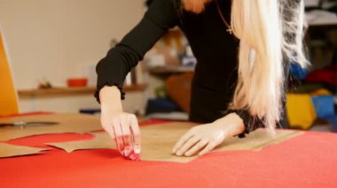 Bir sabun ile kumaş üzerine Eskizler yapım Kol protezi ile genç kadın