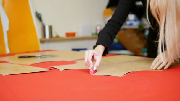 Jonge vrouw met arm prothese maken van schetsen op het doek — Stockvideo