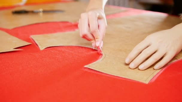 Молода Жінка Протезом Рук Швейній Фабриці Робить Ескізи Тканині Руки — стокове відео