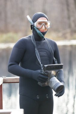 bir av için hazırlık wetsuit balıkçı fotoğraf makinesi ile eller