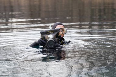 Kamera su geçirmez kutusunda tutarak wetsuit balıkçı