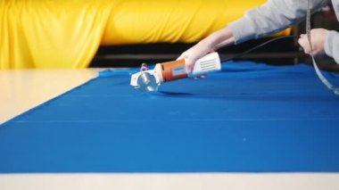 Özel araç kullanarak bez kesme Fabrikası'nda çalışan