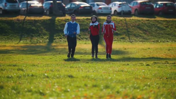 Des jeunes marchant dans le parc. Marchez vers la caméra — Video