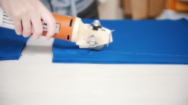 İşaretleri takip özel araç kullanarak fabrika kesme nevy mavi bezi görevli. Mevsimlik