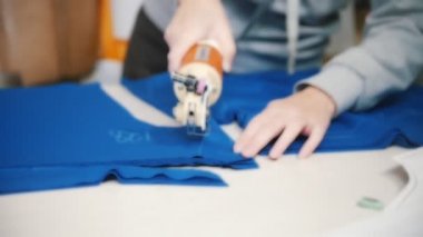 İşaretleri takip özel araç kullanarak fabrika kesim kumaş görevli. Mevsimlik. Ağır çekim