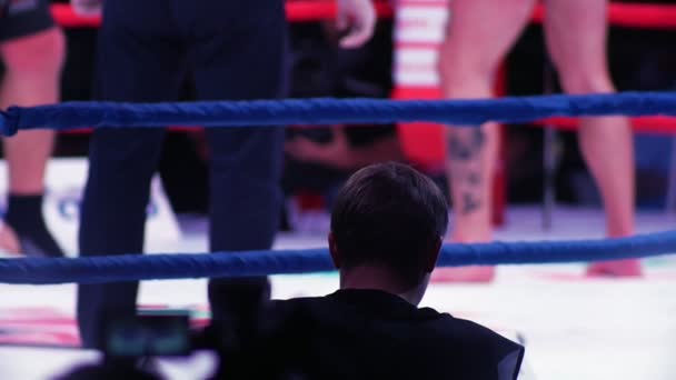 Wazig zicht van boksers benen op de ring — Stockvideo