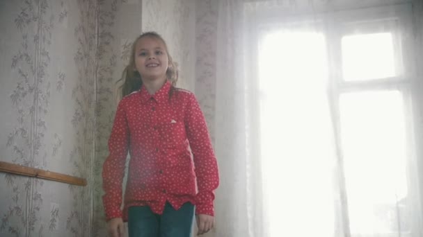Zwei kleine Mädchen springen auf dem Bett — Stockvideo