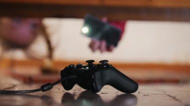 Joystick yatağın altında. Yatağın altında seyir kız