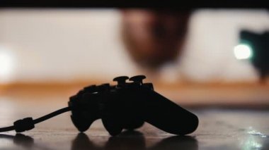 Joystick yatağın altında. Bunun için bir flash ile seyir kız