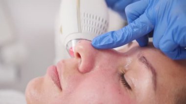 Kozmetik prosedürler. Temizlik gözenek