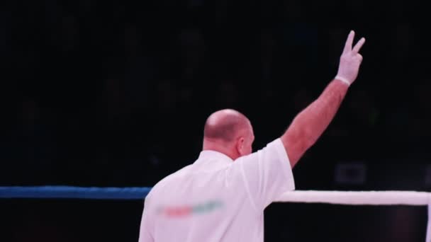 Boxer im Ring. Der Richter beobachtet den Kampf und den Coup — Stockvideo