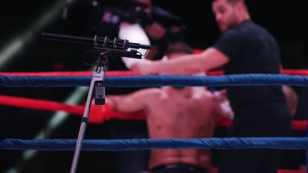 Boxeador en el ring. El boxeador descansando — Vídeos de Stock