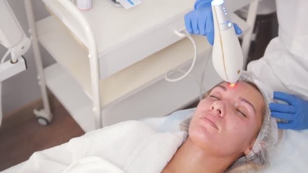 Procedimento de limpeza de poros na testa — Vídeo de Stock