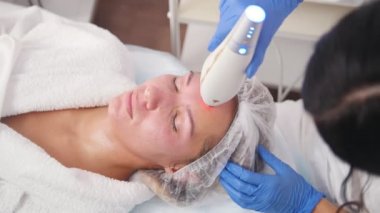 Klinikte temizlik yordamı gözenek. Peeling