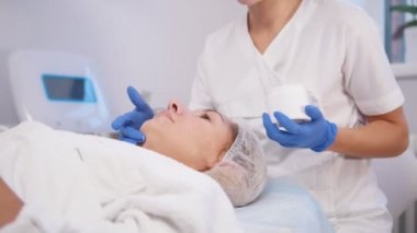 Kozmetik prosedürler. Peeling tedavisi. Krem bulaşması