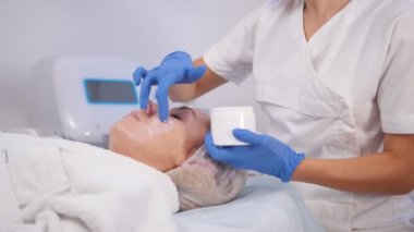 Kozmetik prosedürler. Peeling tedavisi. Bulaşması krem yüz