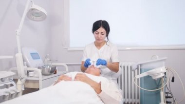 Anti-aging tedaviler. İstemciler yüzünü silerek