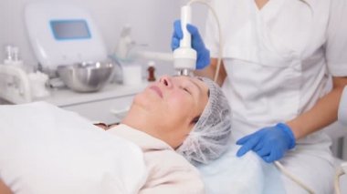 Anti-aging yordamı. Araç ile çalışma. Yüz düzgünleştirme