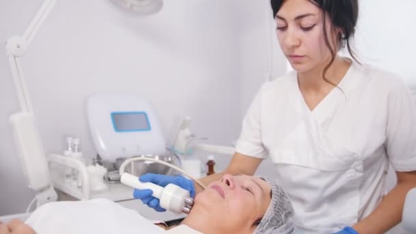 Anti-aging procedure. Working with special instrument. Face smoothing — Stock Video